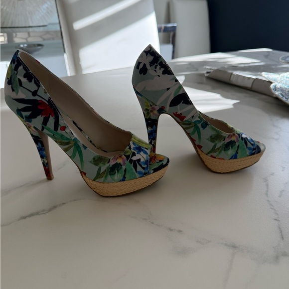 Floral Print Apt. 9 Platform Stiletto shoes and 6 1/2 medium. - Picture 3 of 6